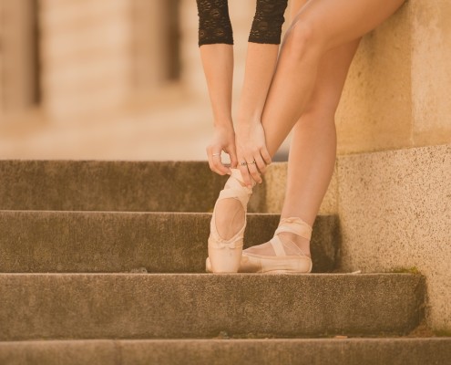 I piedi di una ballerina, dentro le classiche scarpette da danza